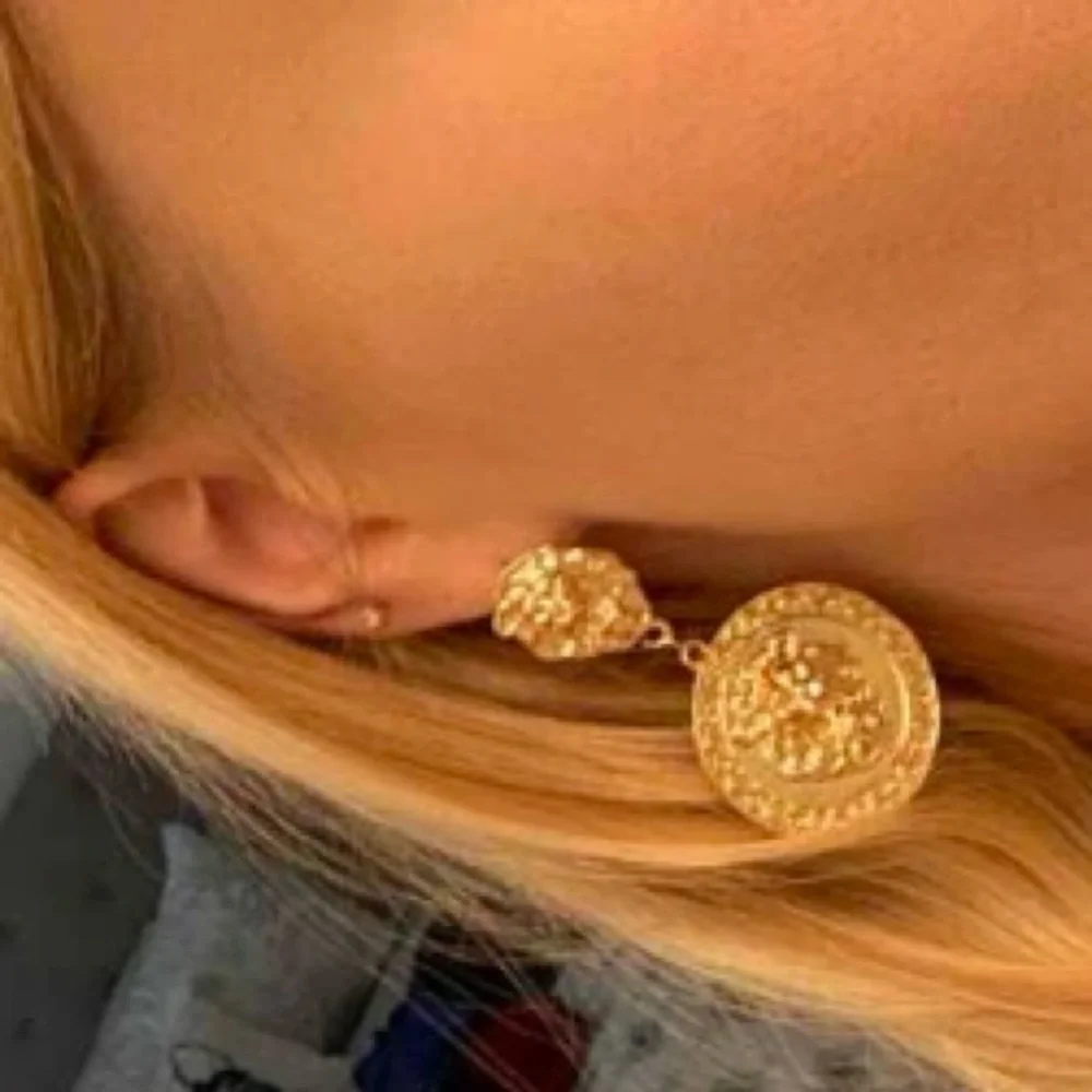 90’s Style Glam Gold & Black Lionhead Door Knocker Statement Earrings - Picture 11 of 13